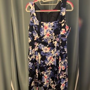 Floral feminine sleeveless dress with pockets